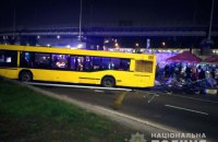 В Києві автобус виїхав на пішохідну зону та зніс МАФ, одна людина загинула