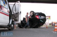 В Киеве перевернулся автомобиль Kia: пострадало двое детей