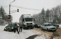 В Ивано-Франковске ветер повалил главную елку