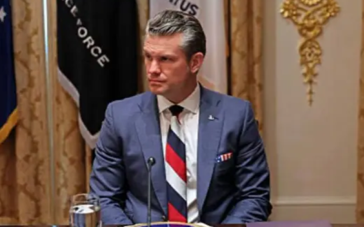 Джей Ді Венс відреагував на критику, що нібито Гегсет надів на зустріч із Зеленським краватку кольорів прапору РФ