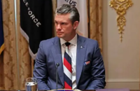 Джей Ді Венс відреагував на критику, що нібито Гегсет надів на зустріч із Зеленським краватку кольорів прапору РФ