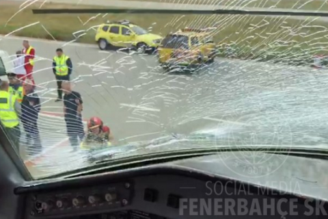 ​Самолет с футболистами "Фенербахче" экстренно приземлился в Венгрии из-за столкновения с птицами