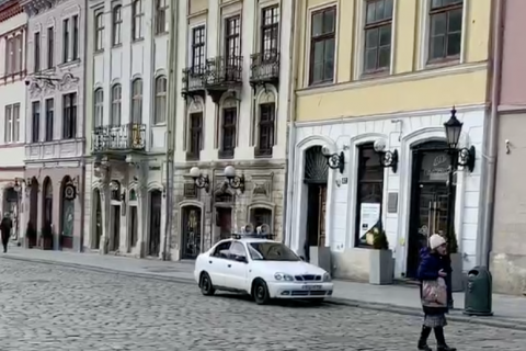 По Львову ездят машины с громкоговорителями, призывающие пенсионеров оставаться дома 