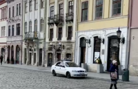 По Львову їздять машини з гучномовцями, що закликають пенсіонерів залишатися вдома