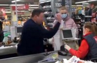 ​В Полтаве завели дело на посетителя супермаркета, швырнувшего монеты в кассира