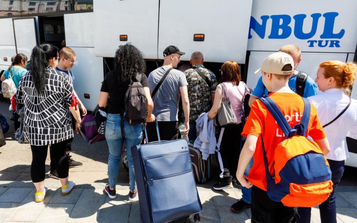На реабілітацію до Туреччини відправили з Харківщини 55 дітей із батьками