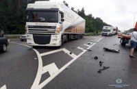 Возле Березани автомобиль врезался в припаркованную фуру, погибли два человека