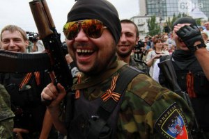 На рынке родственницы Януковича в Мариуполе нашли оружие и символику "ДНР" 