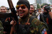 На ринку родички Януковича в Маріуполі знайшли зброю та символіку "ДНР"