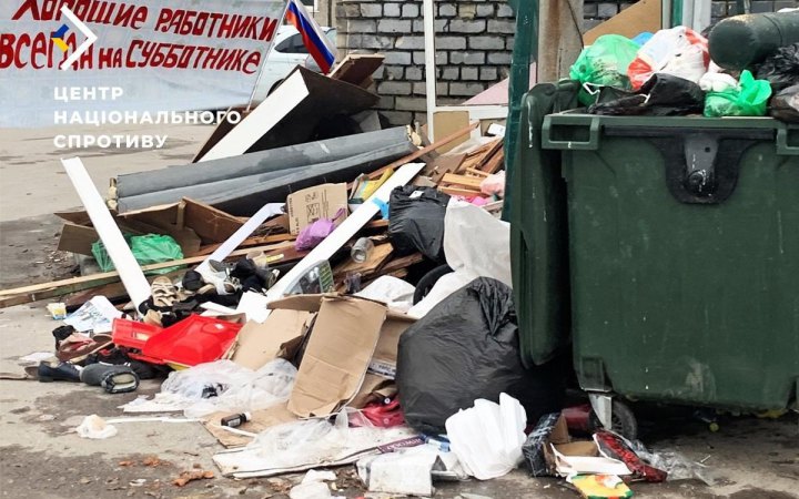 Окупанти виводять бюджетників прибирати вулиці