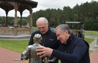 ​Президент Узбекистана подарил Лукашенко статуэтку хоккеиста с его лицом и потайной дверкой