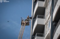 Нерозірваний російський дрон застряг у багатоповерхівці в Одесі