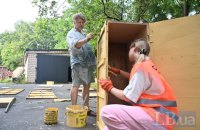 «Ми хочемо зробити акт перетворення сміття на мистецькі об'єкти»: репортаж із толоки в МЦКМ від ГогольFest