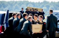 У Нідерланди прибули перші тіла жертв катастрофи "Боїнга" на Донбасі