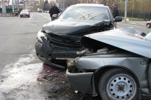 В Киеве возле КИМО столкнулись две машины, есть пострадавшие
