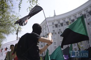 Антифашисты в черных футболках закидали листовками "регионалов"