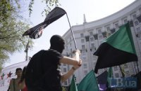 Антифашисты в черных футболках закидали листовками "регионалов"