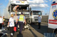 В Киеве на Южном мосту из-за грузовика столкнулись четыре автомобиля