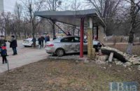 У Києві на вулиці Маршала Гречка автомобіль врізався в зупинку