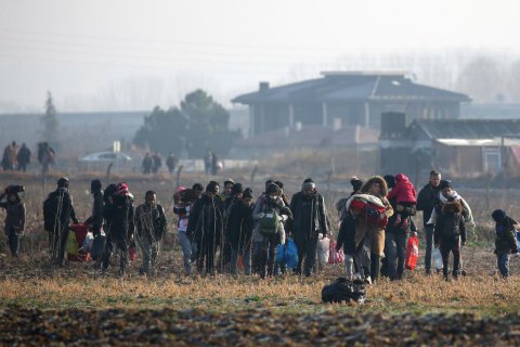 Полиция Греции применила водометы и слезоточивый газ против мигрантов из Турции