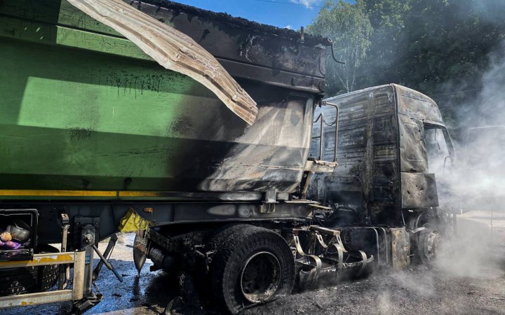 ​На Сумщині росіяни понівечили цивільні авто