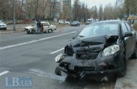 ДТП в Киеве: ВАЗ протаранил Chevrolet и вылетел на тротуар