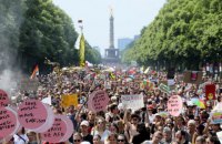 Тысячи людей в Берлине вышли на митинги за и против ультраправых