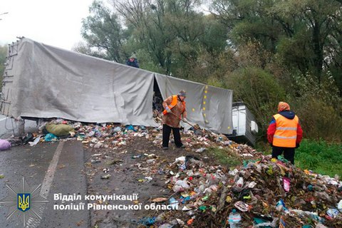 В Ровенской области перевернулся грузовик со львовским мусором
