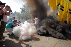 За дымовую шашку на Банковой оштрафовали на 425 грн