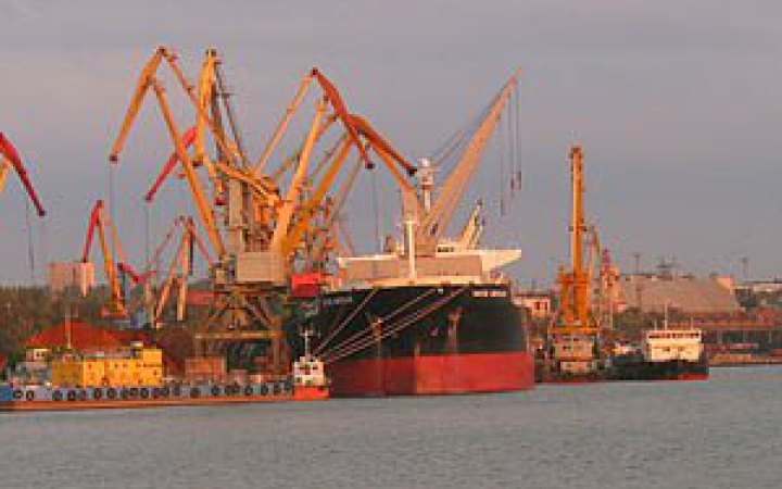 ​У Миколаєві росіяни атакували портову інфраструктуру, пошкоджене судно