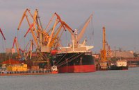 ​У Миколаєві росіяни атакували портову інфраструктуру, пошкоджене судно