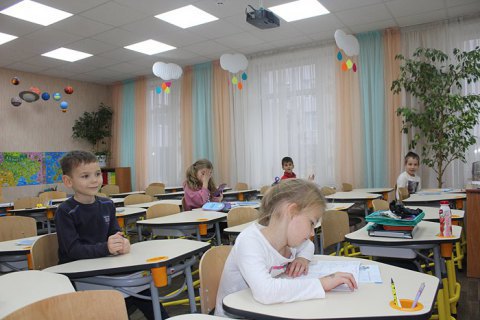 Киевская власть отказалась отправлять школьников на каникулы на неделю раньше