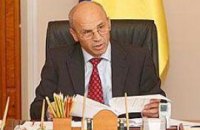 Ющенко подарил пистолет главе Конституционного суда