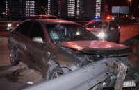 На Южном мосту в Киеве автомобиль протаранил отбойник
