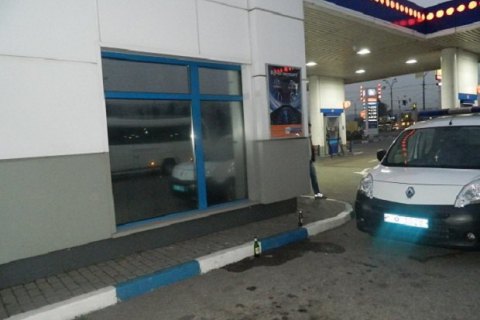 В Киеве грабитель вынес с автозаправки кассовый аппарат