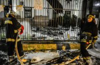 До посольства Росії в Києві принесли поховальні вінки для Путіна
