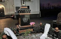 Правоохоронці розслідують наругу над могилою ексглави УПЦ Володимира (Сабодана) у Києві. Назвали підозрюваних