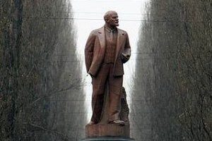 Под памятником Ленину в Киеве подожгли дымовую шашку 