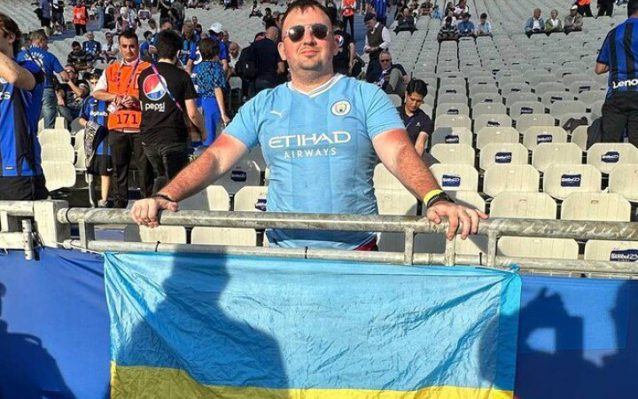 Стамбульські стюарти намагалися відібрати у фана прапор України на фіналі Ліги чемпіонів