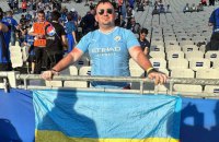 Стамбульські стюарти намагалися відібрати у фана прапор України на фіналі Ліги чемпіонів