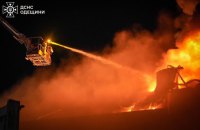 Ворог уночі атакував Одесу балістичними ракетами і влучив у "Нову пошту", 14 поранених  (оновлено)