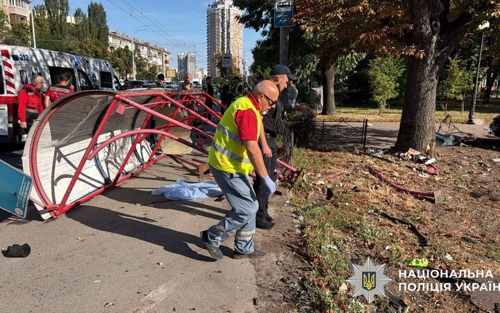 У Києві легковик зіткнувся з маршруткою і в’їхав у зупинку, загинуло дві жінки (оновлено)