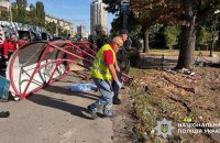 У Києві легковик зіткнувся з маршруткою і в’їхав у зупинку, загинуло дві жінки (оновлено)