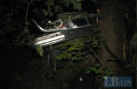 Под Киевом BMW 3-series вылетел с дороги и протаранил дерево