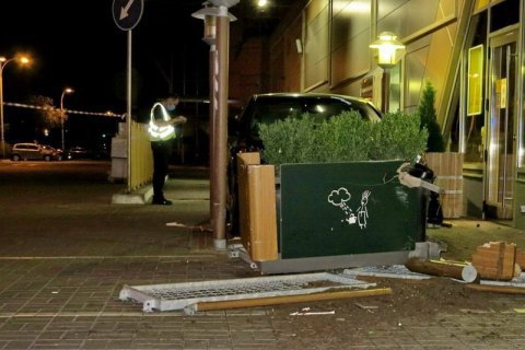 В результате ДТП на летней террасе кафе в Киеве пострадали двое посетительниц
