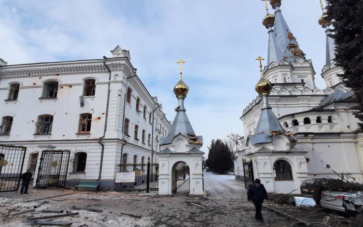 Зі Святогірської Лаври евакуювали сім’ю з кількаденним немовлям, там лишається ще 600 людей