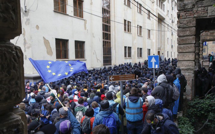  У Тбілісі двох протестувальників затримали за кримінальною статтею