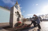 Порошенко с женой возложили цветы к памятному знаку жертвам Голодомора