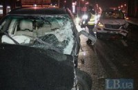 На проспекте Ватутина в Киеве джип Subaru врезался в бетонный парапет и протаранил Mercedes
