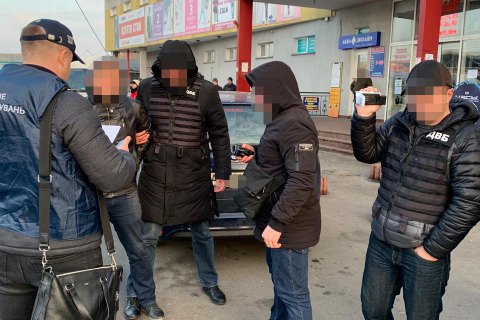 В Киеве оперуполномоченный Нацполиции требовал взятку у продавца нелегального алкоголя 